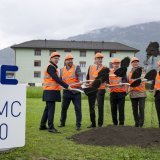 Fabrice Thétaz (président de Monthey), Grégoire Praz (directeur TPC), Martin von Kaenel (directeur adjoint de l'OFT), Franz Ruppen (conseiller d'Etat), Olivier Français, (président TPC), Olivier Turin (président Collombey-Muraz) et Edouard Thebault (chef de projet) ont donné le 1er coup de pioche. KEYSTONE/JEAN-CHRISTOPHE BOTT